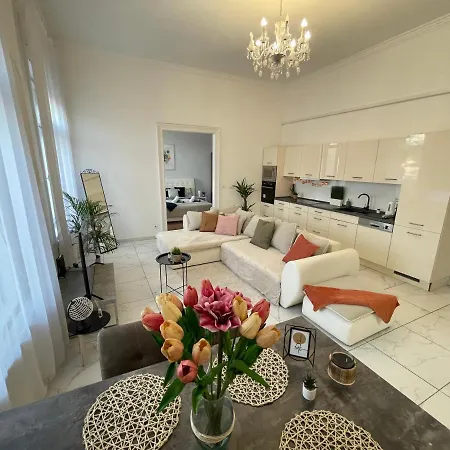 Luxury Riverside Panorama Appartement *